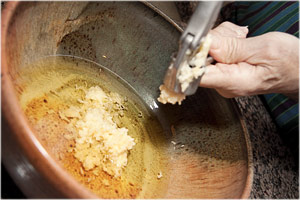 Squeeze the garlic in the oil